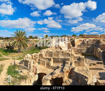 Panoramablick auf die Gräber der Könige, das archäologische Museum in Paphos auf Zypern Stockfoto