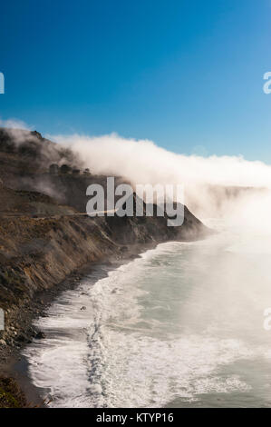 Landschaft Bild der Wellen brechen am Strand an einem nebligen Tag entlang Big Sur Küste, Cabrillo Hwy, State Route 1, Kalifornien, USA. Stockfoto