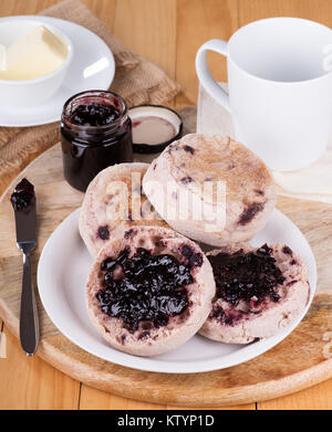 Englische Muffins mit Blaubeer-marmelade auf einer Platte Stockfoto