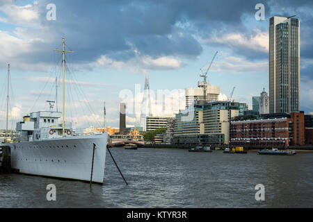 Großes Boot auf der Themse mit South Bank Tower (von Richard Seifert) und Oxo Tower im Hintergrund und der Londoner City Skyline. London, Großbritannien Stockfoto