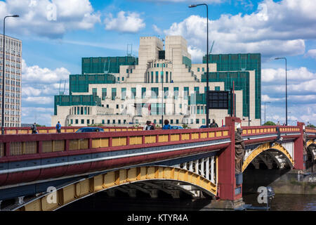 SIS Gebäude, MI6-Gebäude, Vauxhall Cross Sitz des Secret Intelligence Service, Albert Embankment, Vauxhall, London, UK Stockfoto