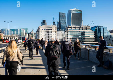 Pendler crossing London Bridge in der City von London, England, Großbritannien Stockfoto