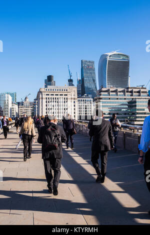 Pendler crossing London Bridge in der City von London, England, Großbritannien Stockfoto