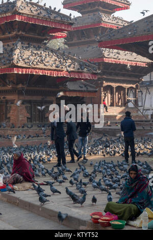 Die Unternehmer selfies mit Tauben am Durbar Square, Kathmandu, Nepal Stockfoto