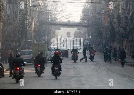 Motorräder und PKW-Verkehr in der Straße von Kathmandu, Nepal Stockfoto