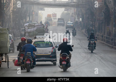 Motorräder und PKW-Verkehr in der Straße von Kathmandu, Nepal Stockfoto