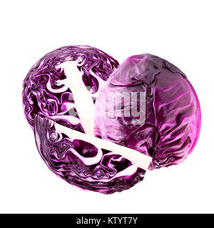 Isolierte Gemüse. Ganze und Stück Rotkohl auf weißem Hintergrund mit Freistellungspfad isoliert Stockfoto