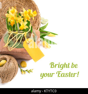 Ostern Grenze mit gelben Tulpen, Narzissen und natürliche Dekorationen, Platz für Ihren Text Stockfoto