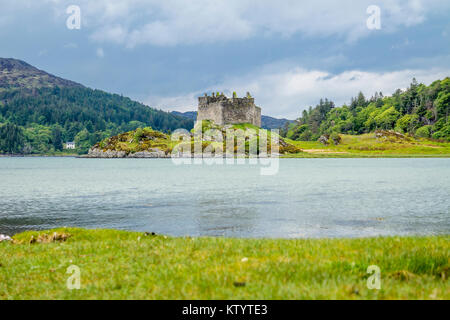 Schloss Tioram ist eine Burgruine auf einem tidal Insel im Loch Moidart, Lochaber, Highland, Schottland Stockfoto