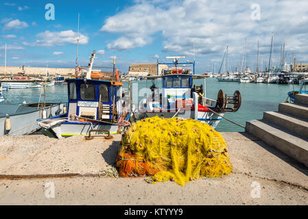 Heraklion, Griechenland - 2 November, 2017: Fischernetze und Fischerboote in der Nähe der venezianischen Festung in der Hafen von Heraklion, Kreta, Griechenland. Stockfoto