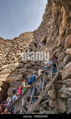 Gruppe von Kindern auf eingerüstet Treppe, Eingabe von zentralen Turm bei Nuraghe Su Nuraxi, 17. Jahrhundert v. Chr., in der Nähe von Barumini, Sardinien, Italien Stockfoto