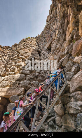 Gruppe von Kindern auf eingerüstet Treppe, Eingabe von zentralen Turm bei Nuraghe Su Nuraxi, 17. Jahrhundert v. Chr., in der Nähe von Barumini, Sardinien, Italien Stockfoto