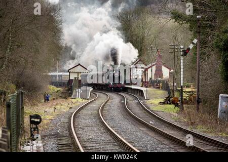 Ein Dampfzug auf der Churnet Valley Railway in der Nähe von consall Station. Stockfoto