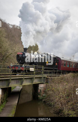 Ein Dampfzug auf der Churnet Valley Railway in der Nähe von consall Station. Stockfoto