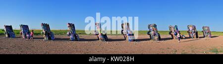 Amarillo, Texas - 21. Juli 2017: Cadillac Ranch in Amarillo. Cadillac Ranch ist eine Kunst im öffentlichen Raum Installation von alten Autowracks und eine beliebte Sehenswürdigkeit auf Stockfoto