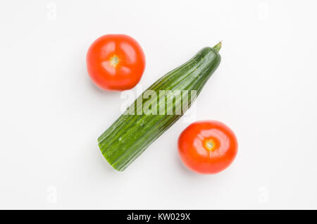 Prozentsatz Symbol aus der Hälfte der Gurke erstellt und zwei Tomaten - Flach Draufsicht auf weißem Hintergrund. Stockfoto