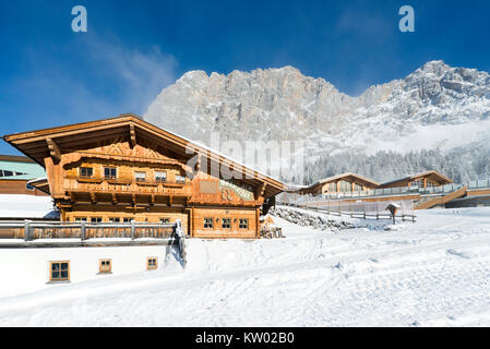 Alpine Chalet aus Holz auf der Ehrwalder Alm Skigebiet von einem sonnigen verschneiten Winterlandschaft umgeben, Tirol, Österreich Stockfoto