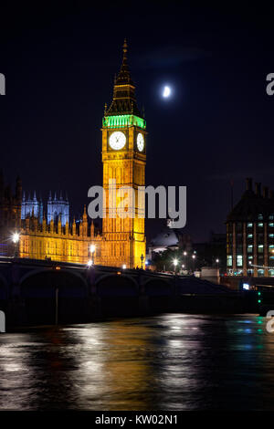 Londoner Stadtbild mit beleuchteten Elizabeth Tower aka Big Ben und der Westminster Bridge über die Themse in der Nacht Stockfoto