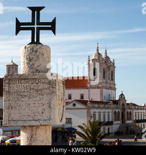 Gekreuzigten und Pranger der Kirche der Madonna von Nazare (Igreja de Nossa Senhora da Nazaré) in Nazare, Portugal. Die Kirche hat eine barocke Fassade und Stockfoto