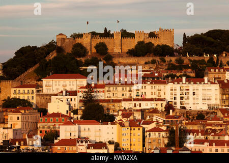 Die Burg von St George (Castelo de São Jorge) in Lissabon, Portugal. Die hilltop Festung stammt aus dem Mittelalter. Stockfoto