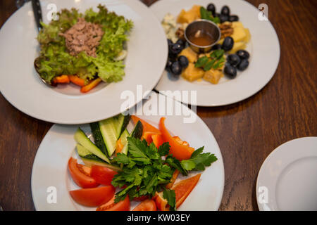 Griechisches Essen Hintergrund. Thunfisch Salat, Käse und Gemüse. Rezeption. Essen für teilen. Close-up Stockfoto