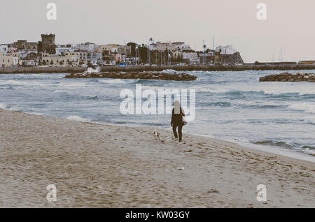 Küstenlandschaft mit den Strand von Forio, Ischia "Insel-drei tourist resort die Bucht von Neapel Italien, Hund und ihr Meister Spaziergang auf Forio, Strand ohne zu Stockfoto