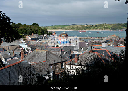 Padstow Cornwall mit Blick über die Dächer in Richtung des Flusses Camel Stockfoto