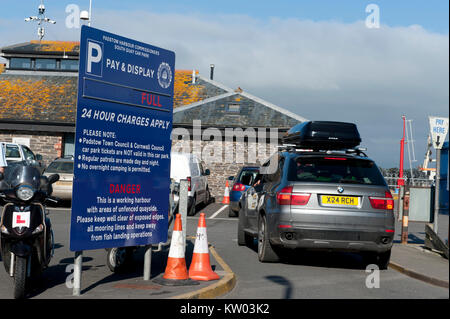 Autos queuing ein voller Parkplatz in Padstow, Cornwall, UK eingeben Stockfoto