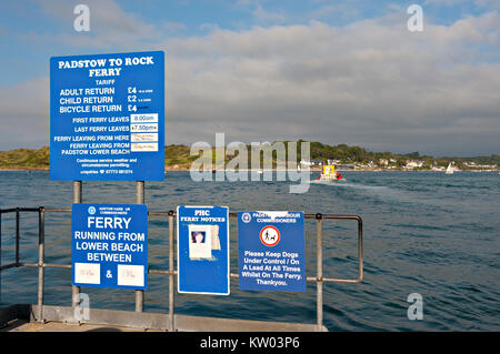 Das Schwarze Tor Fähre, die auch als Padstow zu Rock Ferry, die die Tidal River Kamel in North Cornwall, Großbritannien Kreuze bekannt Stockfoto