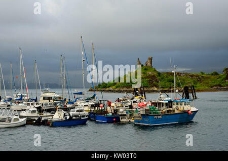 Schottland, Isle of Skye, Hafen von Kyleakin und Burgruine Burg mohel im Loch Alsh, Schottland, Hafen von Kyleakin und Burgruine Burg Mohel ein Stockfoto