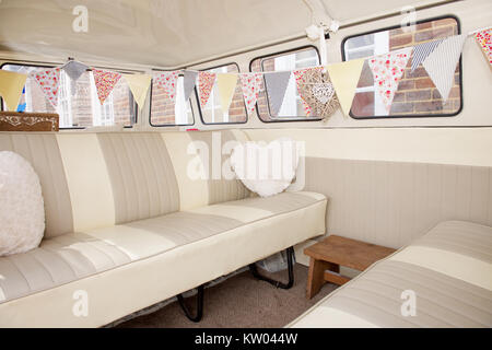 Innenraum eines VW Camper van als Hochzeit Fahrzeug Stockfoto