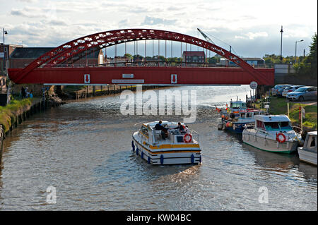 Ein Schiff nähert sich der Vauxhall Bridge auf dem Fluss Bure, Great Yarmouth, Großbritannien Stockfoto