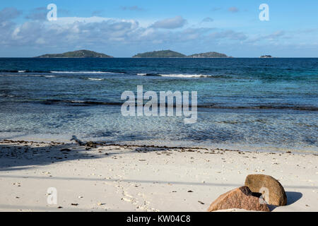 Anzeigen aus die Küste bei Anse Gaulettes zu Petite Soeur und Grand Soeur, La Digue, Seychellen Stockfoto