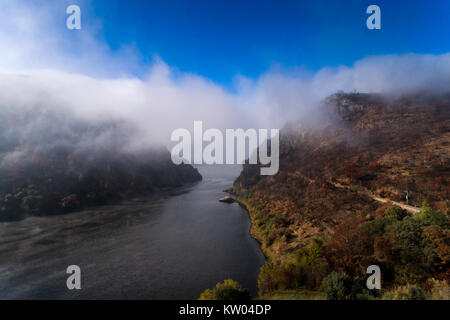 Luftaufnahme der Portas de Rodao abgedeckt in Nebel in den Fluss Tejo, Portugal; Konzept für Reisen in Portugal Stockfoto