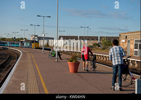 Fluggästen, die auf den Zug am Bahnhof Great Yarmouth, Großbritannien Stockfoto