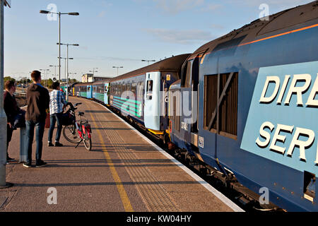 Fluggästen, die auf den Zug am Bahnhof Great Yarmouth, Großbritannien Stockfoto