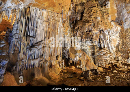 STARIGRAD, KROATIEN - 24. AUGUST 2017: Manita pec versteckte Höhle oben auf dem Berg Velebit im Nationalpark Paklenica Stockfoto