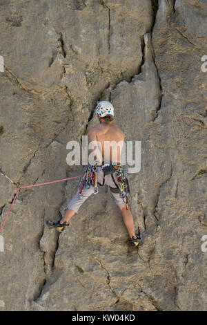 STARIGRAD, KROATIEN - 24. AUGUST 2017: Cliff climber auf Velebit im Nationalpark Paklenica Stockfoto