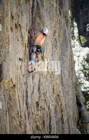 STARIGRAD, KROATIEN - 24. AUGUST 2017: Cliff climber auf Velebit im Nationalpark Paklenica Stockfoto