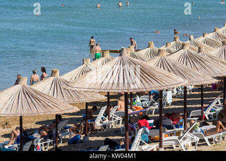 NIN, KROATIEN, 26. AUGUST 2017: Strand Sommer - Queens Strand in Nin, Dalmatien, Kroatien. Nin ist berühmt Reiseziel in Kroatien. Stockfoto