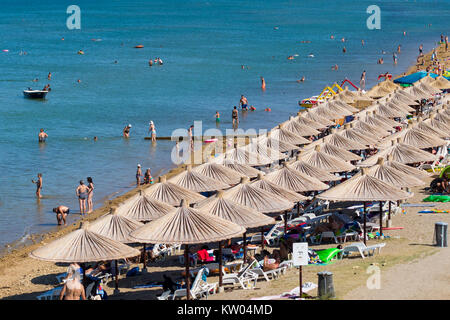 NIN, KROATIEN, 26. AUGUST 2017: Strand Sommer - Queens Strand in Nin, Dalmatien, Kroatien. Nin ist berühmt Reiseziel in Kroatien. Stockfoto