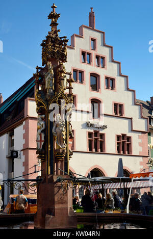 Freiburg, Fisch und Getreide Haus am Dom statt, Fischbrunnen und Kornhaus auf dem Münsterplatz Stockfoto