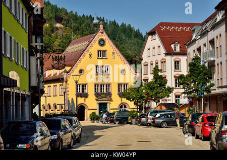 Horn - eingefaßte Berg, der High Street und City Hall, Hornberg, Hauptstraße und Rathaus Stockfoto