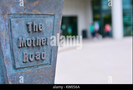 Route 66 Schild in Bronze mit der Phrase, die Mutter Straße. Stockfoto