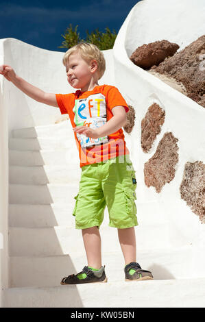 Drei Jahre alten Jungen auf der Treppe im Lagomar, Casa Omar Sharif, Nazaret, Lanzarote auf den Kanarischen Inseln, Spanien Stockfoto