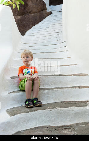 Drei Jahre alten Jungen auf der Treppe im Lagomar, Casa Omar Sharif, Nazaret, Lanzarote auf den Kanarischen Inseln, Spanien Stockfoto