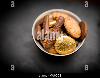 Lecker, lecker und luxuriöse Schüssel von Luxus Kekse einschließlich Chocolate Chip Shortbread Cookies, Schokolade Digestive, Schokolade Finger und Vereitelten Stockfoto