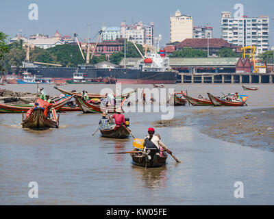 Lokale Fähren und Frachtschiffe auf Dala Fluss, wo es Yangon Fluss gelangt. Yangon Township sichtbar auf der gegenüberliegenden Seite von Yangon Fluss. Stockfoto