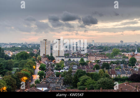 Straßen von Haus und Rat Immobilien Turm Bausteine bilden das Stadtbild der Tooting und Earlsfield in South West London. Stockfoto