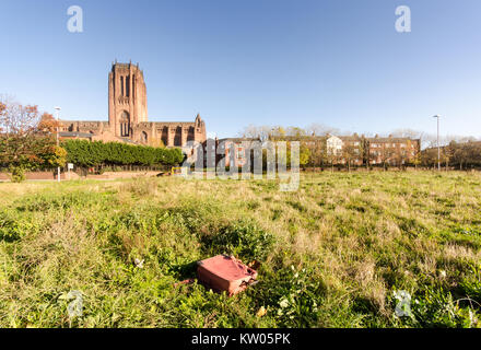 Liverpool, England, Großbritannien - 5 November, 2014: Sonne scheint auf der gotische Turm von Sir Giles Gilbert Scott's Kathedrale von Liverpool. Stockfoto